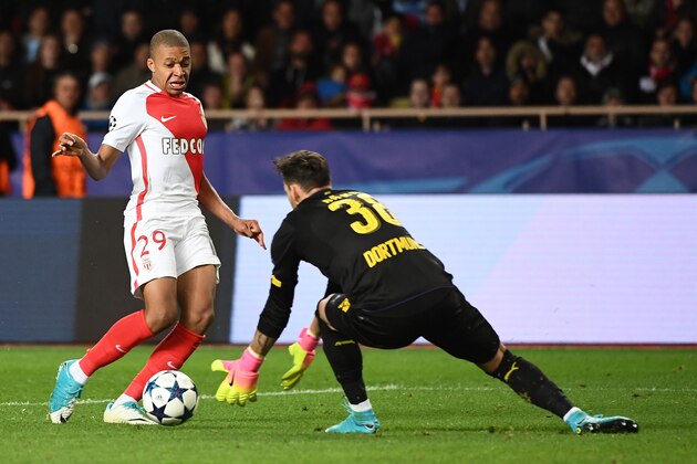 Dortmund's Swiss goalkeeper Roman Buerki (R) grabs the ball ahead of Monaco's French forward Kylian Mbappe Lottin during the UEFA Champions League 2nd leg quarter-final football match AS Monaco v BVB Borussia Dortmund on April 19, 2017 at the Louis II stadium in Monaco.  / AFP PHOTO / BORIS HORVAT        (Photo credit should read BORIS HORVAT/AFP/Getty Images)