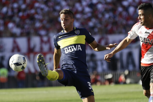 Boca Juniors' midfielder Rodrigo Bentancur, left, kicks the ball next to River Plate's defender Jorge Moreira during their Argentine soccer derby in Buenos Aires, Argentina, Sunday, Dec. 11, 2016. (AP Photo/Victor R. Caivano)