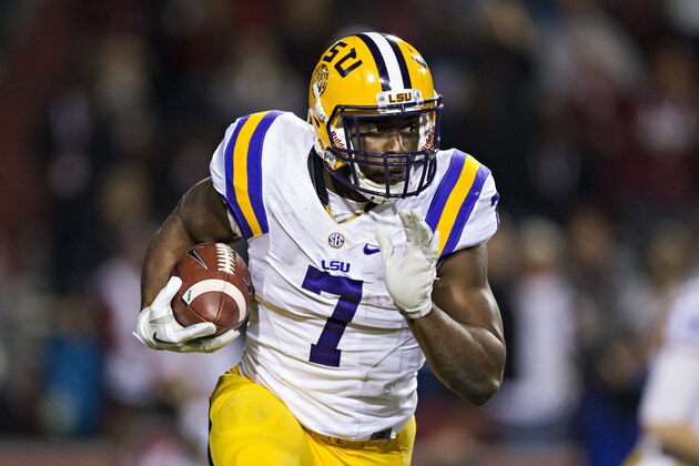 FAYETTEVILLE, AR - NOVEMBER 12:  Leonard Fournette #7 of the LSU Tigers runs the ball during a game against the Arkansas Razorbacks at Razorback Stadium on November 12, 2016 in Fayetteville, Arkansas.  The Tigers defeated the Razorbacks 38-10.  (Photo by Wesley Hitt/Getty Images)
