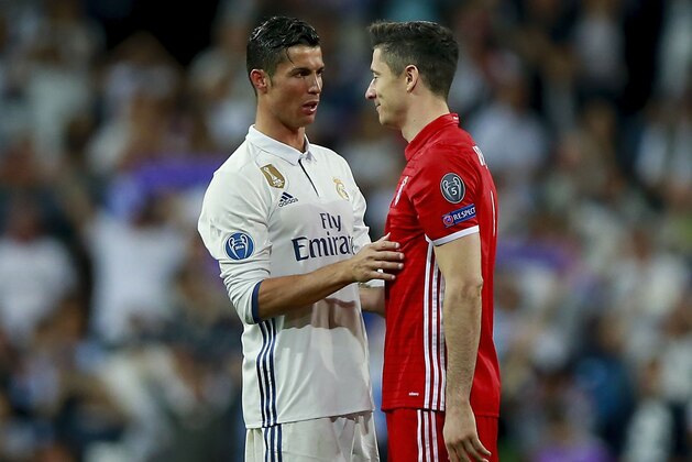 MADRID, SPAIN - APRIL 18:  Cristiano Ronaldo (L) of Real Madrid CF clashes hands with Robert Lewandowski (R) of Bayern Muenchen after the UEFA Champions League Quarter Final second leg match between Real Madrid CF and FC Bayern Muenchen at Estadio Santiago Bernabeu on April 18, 2017 in Madrid, Spain.  (Photo by Gonzalo Arroyo Moreno/Getty Images)