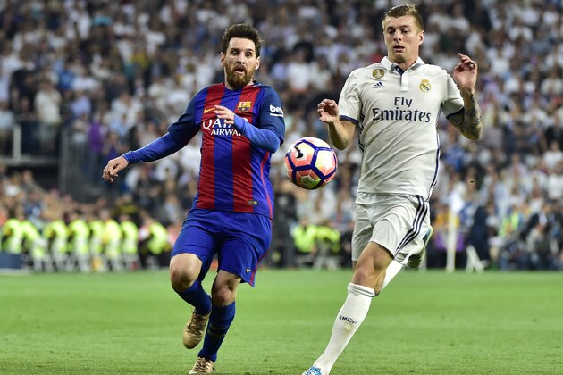 Barcelona's Argentinian forward Lionel Messi (L) vies with Real Madrid's German midfielder Toni Kroos during the Spanish league football match Real Madrid CF vs FC Barcelona at the Santiago Bernabeu stadium in Madrid on April 23, 2017. / AFP PHOTO / GERARD JULIEN        (Photo credit should read GERARD JULIEN/AFP/Getty Images)