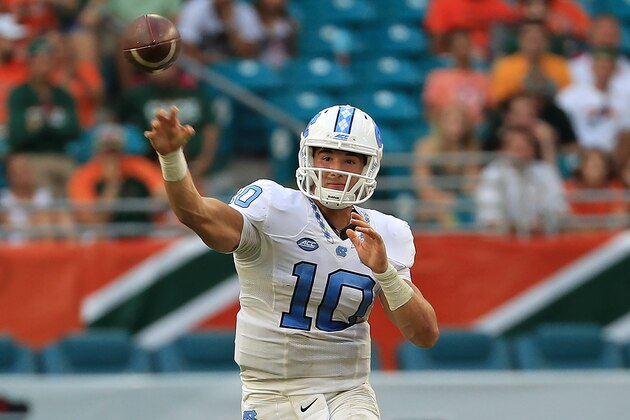 MIAMI GARDENS, FL - OCTOBER 15:  Mitch Trubisky #10 of the North Carolina Tar Heels passes during a game against the Miami Hurricanes at Hard Rock Stadium on October 15, 2016 in Miami Gardens, Florida.  (Photo by Mike Ehrmann/Getty Images)