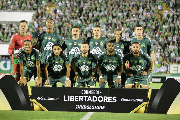 CHAPECO, BRAZIL - APRIL 18: Players of Chapecoense poses for a photo with during a match between Chapecoense and Nacional Uruguay as part of Copa Bridgestone Libertadores at Arena Conda on April 18, 2017 in Chapeco, Brazil (Photo by Cristiano Andujar/Getty Images)