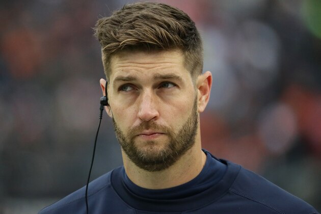 CHICAGO, IL - NOVEMBER 27:  Jay Cutler #6 of the Chicago Bears Illinois State Redbirds seen on the sideliens during a game against the Tennessee Titans
at Soldier Field on November 27, 2016 in Chicago, Illinois.  (Photo by Jonathan Daniel/Getty Images)