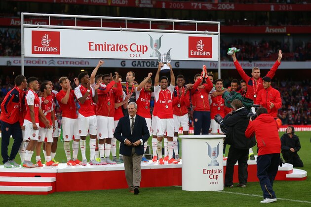 LONDON, ENGLAND - JULY 26:  Arsenal lift the Emirates Cup trophy after winning the Emirates Cup match between Arsenal and VfL Wolfsburg at Emirates Stadium on July 26, 2015 in London, England.  (Photo by Catherine Ivill - AMA/Getty Images).