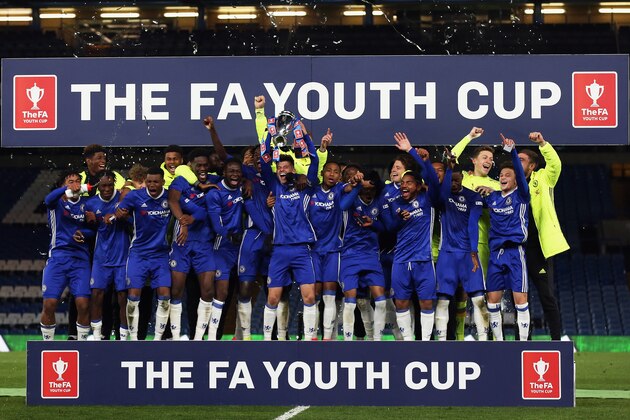 LONDON, ENGLAND - APRIL 26:  Mason Mount of Chelsea lifts the trophy as Chelsea celebrate victory in the FA Youth Cup Final, second leg between Chelsea and Mancherster City at Stamford Bridge on April 26, 2017 in London, England.  (Photo by Steve Bardens/Getty Images)