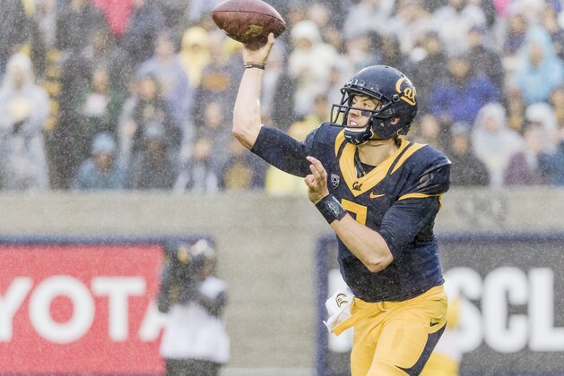 BERKELEY, CA - NOVEMBER 19:  Davis Webb #7 of the California Golden Bears plays in the 119th Big Game between California and the Stanford Cardinal on November 19, 2016 at Memorial Stadium in Berkeley, California.  (Photo by David Madison/Getty Images)