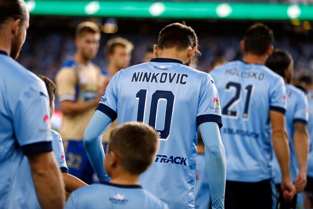 SYDNEY, AUSTRALIA - APRIL 15:  Milos Ninkovic of Sydney FC enters the field as Newcastle Jets players applaud Sydney FC entering the field of play before the round 27 A-League match between Sydney FC and the Newcastle Jets at Allianz Stadium on April 15, 2017 in Sydney, Australia.  (Photo by Zak Kaczmarek/Getty Images)