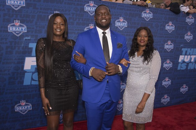 PHILADELPHIA, PA - APRIL 27: Cam Robinson of Alabama poses for a picture with his sister Charity Robinson and mother Priscillia Robinson on the red carpet prior to the start of the 2017 NFL Draft on April 27, 2017 in Philadelphia, Pennsylvania. (Photo by Mitchell Leff/Getty Images)