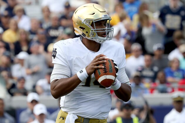 JACKSONVILLE, FL - NOVEMBER 05:  DeShone Kizer #14 of the Notre Dame Fighting Irish attempts a pass during the game against the Navy Midshipmen at EverBank Field on November 5, 2016 in Jacksonville, Florida.  (Photo by Sam Greenwood/Getty Images)
