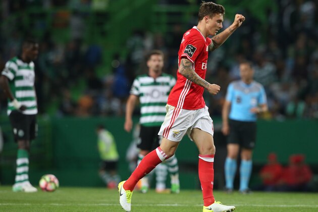 LISBON, PORTUGAL - APRIL 22: SL Benfica's defender from Sweden Victor Lindelof celebrates after scoring a goal during the Primeira Liga match between Sporting CP and SL Benfica at Estadio Jose Alvalade on April 22, 2017 in Lisbon, Portugal.  (Photo by Gualter Fatia/Getty Images)