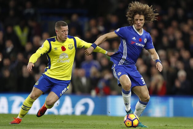 Chelsea's David Luiz, right, competes for the ball with Everton's Ross Barkley during the English Premier League soccer match between Chelsea and Everton at Stamford Bridge stadium in London, Saturday, Nov. 5, 2016. (AP Photo/Kirsty Wigglesworth)