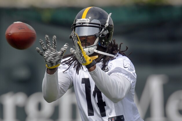 Pittsburgh Steelers wide receiver Sammie Coates (14) makes a catch during NFL football practice, Wednesday, May 25, 2016, in Pittsburgh. The Steelers will be relying on the rest of the receiving corps to help the offense thrive with wide reciver Martavis Bryant out for the year for violating the league's substance abuse policy. (AP Photo/Keith Srakocic)