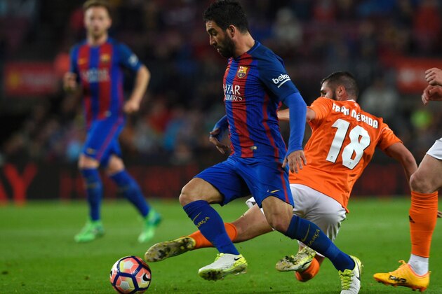 Barcelona's Turkish forward Arda Turan (L) vies with Osasuna's midfielder Fran Merida (R) during the Spanish league football match FC Barcelona vs CA Osasuna at the Camp Nou stadium in Barcelona on April 26, 2017. / AFP PHOTO / LLUIS GENE        (Photo credit should read LLUIS GENE/AFP/Getty Images)