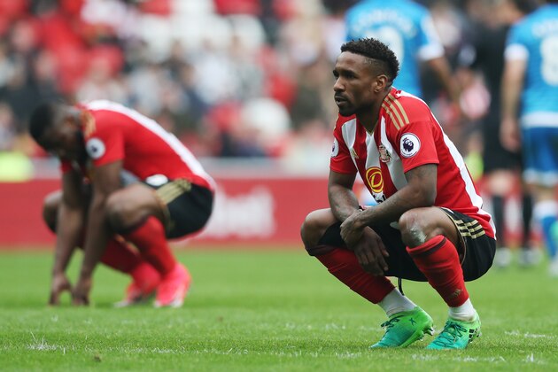 SUNDERLAND, ENGLAND - APRIL 29: Jermain Defoe of Sunderland looks dejected during the Premier League match between Sunderland and AFC Bournemouth at the Stadium of Light on April 29, 2017 in Sunderland, England.  (Photo by Ian MacNicol/Getty Images)