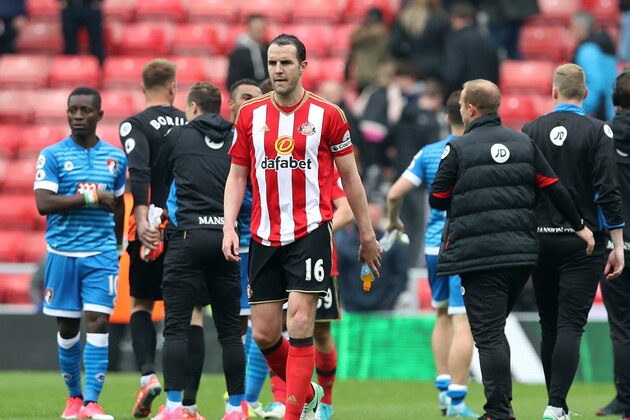 SUNDERLAND, ENGLAND - APRIL 29:  John O'Shea of Sunderland leaves the pitch following the full time whistle in the Premier League match between Sunderland and AFC Bournemouth at the Stadium of Light on April 29, 2017 in Sunderland, England.  (Photo by Ian MacNicol/Getty Images)