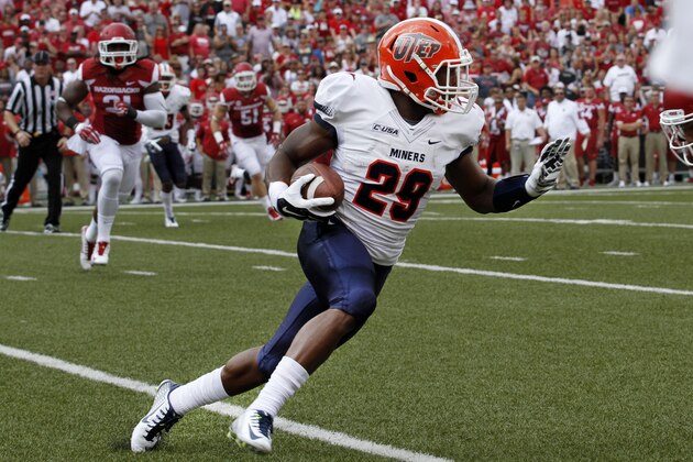 UTEP's Aaron Jones (29) runs the ball after picking up a short pass during the first half of an NCAA college football game against  Arkansas in Fayetteville, Ark., Saturday, Sept. 5, 2015. (AP Photo/Samantha Baker)