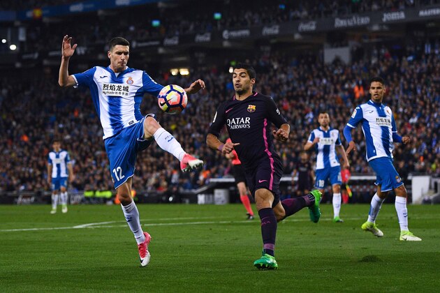 BARCELONA, SPAIN - APRIL 29:  Aaron Martin of RCD Espanyol competes for the ball with Luis Suarez of FC Barcelona during the La Liga match between RCD Espanyol and FC Barcelona at the RCDE Stadium on April 29, 2017 in Barcelona, Spaain.  (Photo by David Ramos/Getty Images)