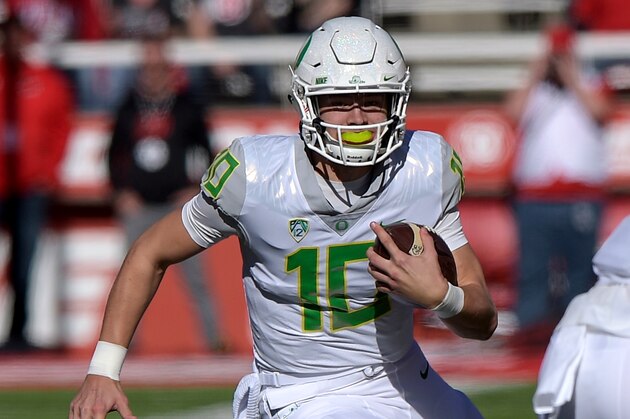 SALT LAKE CITY, UT - NOVEMBER 19: Quarterback Justin Herbert #10 of the Oregon Ducks runs with the ball against the Utah Utes during their game at Rice-Eccles Stadium on November 19, 2016 in Salt Lake City, Utah. (Photo by Gene Sweeney Jr/Getty Images)