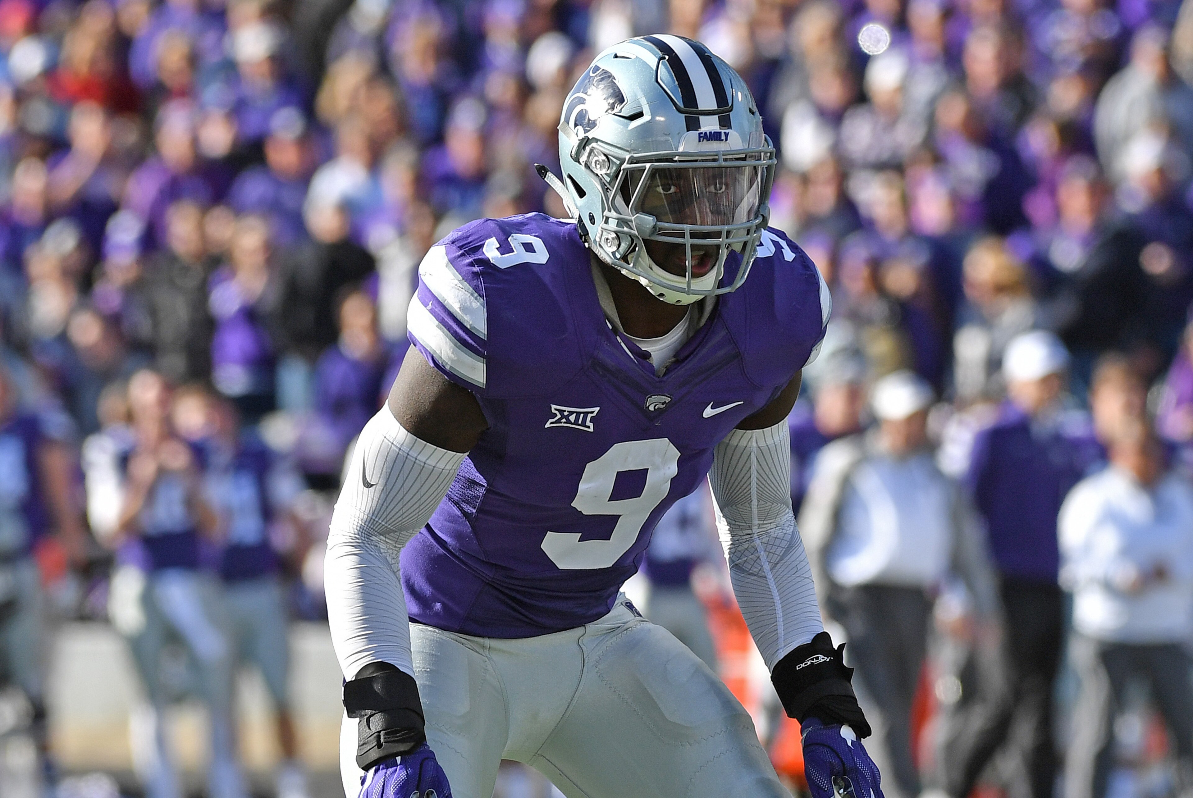 MANHATTAN, KS - NOVEMBER 26: Linebacker Elijah Lee #9 of the Kansas State Wildcats gets set on defense against the Kansas Jayhawks during the first half on November 26, 2016 at Bill Snyder Family Stadium in Manhattan, Kansas. (Photo by Peter G. Aiken/Getty Images) MANHATTAN, KS - NOVEMBER 26: Linebacker Elijah Lee #9 of the Kansas State Wildcats gets set on defense against the Kansas Jayhawks during the first half on November 26, 2016 at Bill Snyder Family Stadium in Manhattan, Kansas. (Photo by Peter G. Aiken/Getty Images)