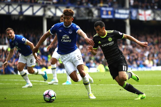 LIVERPOOL, ENGLAND - APRIL 30: Dominic Calvert-Lewin of Everton and Pedro of Chelsea battle for possession during the Premier League match between Everton and Chelsea at Goodison Park on April 30, 2017 in Liverpool, England.  (Photo by Clive Brunskill/Getty Images)
