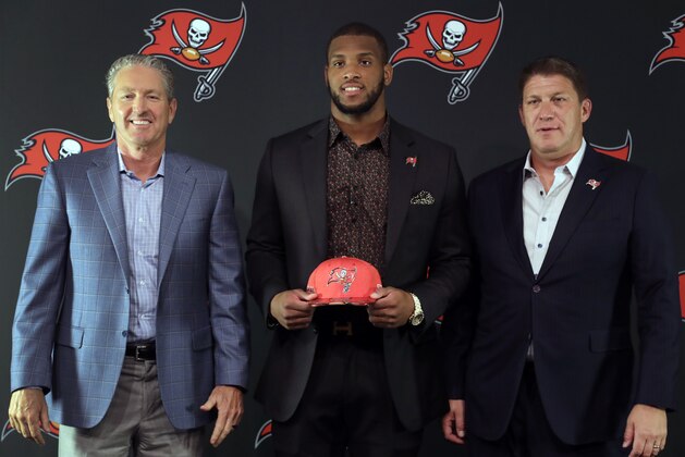Tampa Bay Buccaneers 2017 first round draft pick O.J. Howard, center, with head coach Dirk Koetter, left, and general manager Jason Licht during an NFL football news conference Friday, April 28, 2017, in Tampa, Fla. Howard was a tight end at Alabama. (AP Photo/Chris O'Meara)
