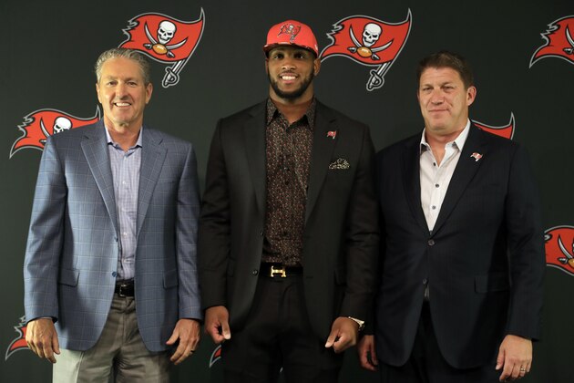 Tampa Bay Buccaneers 2017 first round draft pick O.J. Howard, center, with head coach Dirk Koetter, left, and general manager Jason Licht during an NFL football news conference Friday, April 28, 2017, in Tampa, Fla. Howard was a tight end at Alabama. (AP Photo/Chris O'Meara)