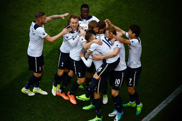 LONDON, ENGLAND - APRIL 30: Dele Alli of Tottenham Hotspur celebrates scoring his sides first goal with his Tottenham Hotspur team mates during the Premier League match between Tottenham Hotspur and Arsenal at White Hart Lane on April 30, 2017 in London, England.  (Photo by Dan Mullan/Getty Images)