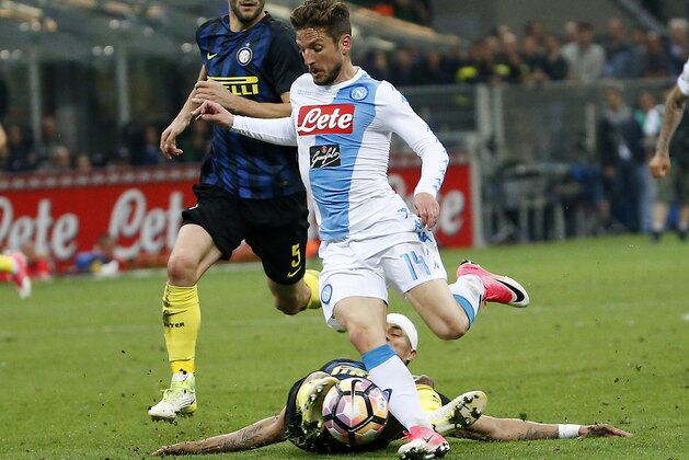 Napoli's Dries Mertens, center, challenges for the ball with Inter Milan's Roberto Gagliardini, left, and Inter Milan's Jeison Murillo, bottom, during the Serie A soccer match between Inter Milan and Napoli at the San Siro stadium in Milan, Italy, Sunday, April 30, 2017. (AP Photo/Antonio Calanni)