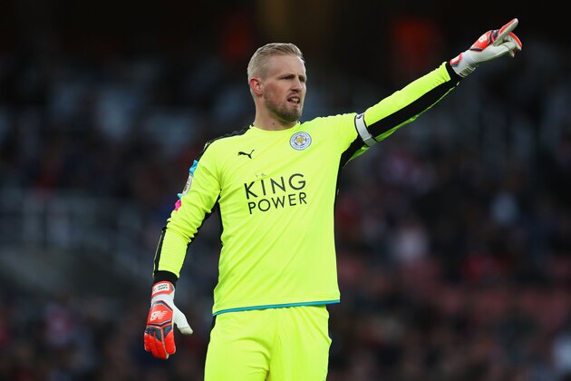 LONDON, ENGLAND - APRIL 26:  Kasper Schmeichel of Leicester City instructs his side during the Premier League match between Arsenal and Leicester City at the Emirates Stadium on April 26, 2017 in London, England.  (Photo by Julian Finney/Getty Images)