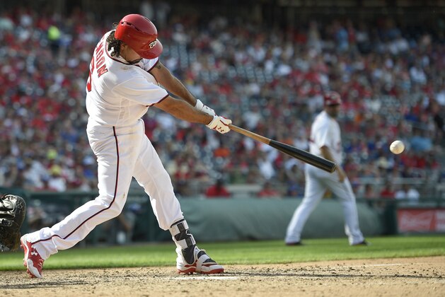 Anthony Rendon, de los Nacionales de Washington, batea un sencillo contra los Mets de Nueva York, en la séptima entrada del juego del domingo 30 de abril de 2017, en Washington. Rendon produjo 10 carreras. (AP Foto/Nick Wass)