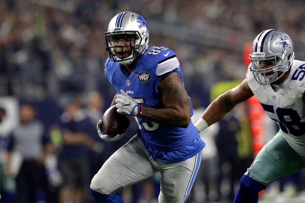 ARLINGTON, TX - DECEMBER 26: Eric Ebron #85 of the Detroit Lions is pursued by Jack Crawford #58 of the Dallas Cowboys  during the first half at AT&T Stadium on December 26, 2016 in Arlington, Texas. (Photo by Ronald Martinez/Getty Images)