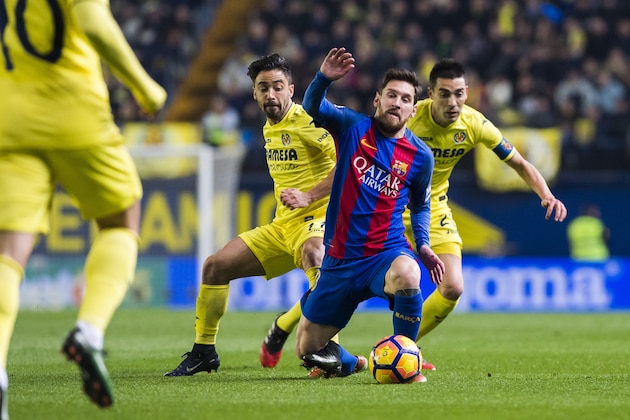 VILLARREAL, SPAIN - JANUARY 08: Lionel Andres Messi (c) of FC Barcelona battles for the ball with Jaume Vicent Costa Jordá (l) and Bruno Soriano Llido of Villarreal CF during their La Liga match between Villarreal and FC Barcelona at the Estadio de la Cerámica on 08 January 2017 in Villarreal, Spain. (Photo by Power Sport Images/Getty Images)