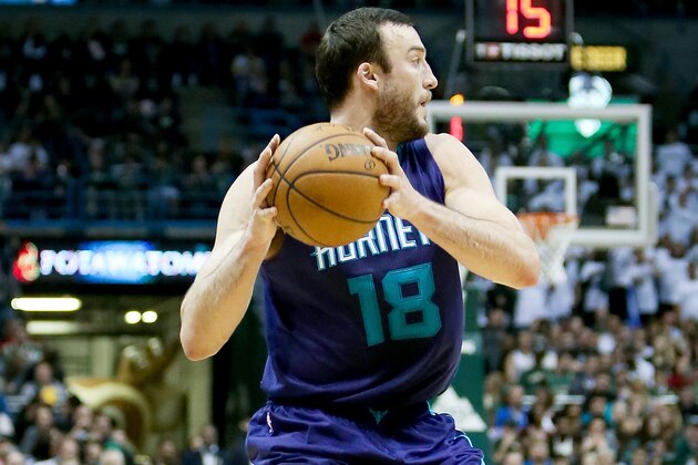 MILWAUKEE, WI - APRIL 10:  Miles Plumlee #18 of the Charlotte Hornets handles the ball in the fourth quarter against the Milwaukee Bucks at BMO Harris Bradley Center on April 10, 2017 in Milwaukee, Wisconsin. NOTE TO USER: User expressly acknowledges and agrees that , by downloading and or using this photograph, User is consenting to the terms and conditions of the Getty Images License Agreement. (Photo by Dylan Buell/Getty Images)
