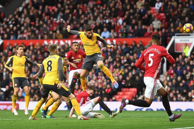 MANCHESTER, ENGLAND - NOVEMBER 19: Olivier Giroud of Arsenal (C) scores his sides first goal during the Premier League match between Manchester United and Arsenal at Old Trafford on November 19, 2016 in Manchester, England.  (Photo by Michael Regan/Getty Images)