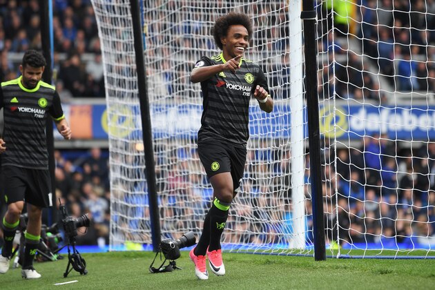 LIVERPOOL, ENGLAND - APRIL 30: Willian of Chelsea celebrates scoring his sides third goal during the Premier League match between Everton and Chelsea at Goodison Park on April 30, 2017 in Liverpool, England.  (Photo by Laurence Griffiths/Getty Images)