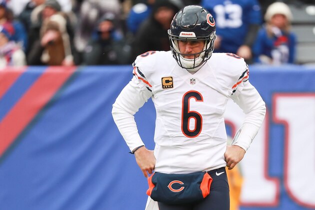 EAST RUTHERFORD, NJ - NOVEMBER 20:  Jay Cutler #6 of the Chicago Bears reacts after a hard tackle against the New York Giants during the first half at MetLife Stadium on November 20, 2016 in East Rutherford, New Jersey.  (Photo by Michael Reaves/Getty Images)
