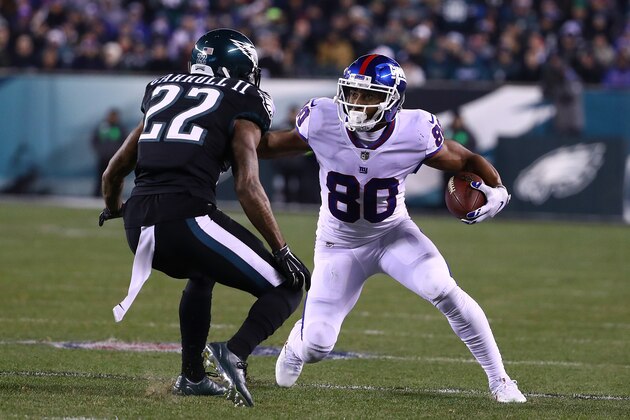 PHILADELPHIA, PA - DECEMBER 22:  Victor Cruz #80 of the New York Giants in action against  Nolan Carroll #22 of the Philadelphia Eagles during their game at Lincoln Financial Field on December 22, 2016 in Philadelphia, Pennsylvania.  (Photo by Al Bello/Getty Images)
