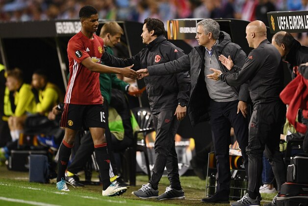 VIGO, SPAIN - MAY 04:  Marcus Rashford of Manchester United shakes hands with Jose Mourinho manager of Manchester United as he is substituted during the UEFA Europa League semi final, first leg match between Celta Vigo and Manchester United at the Estadio Balaidos on May 4, 2017 in Vigo, Spain.  (Photo by David Ramos/Getty Images)