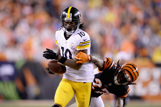 CINCINNATI, OH - JANUARY 09:  Martavis Bryant #10 of the Pittsburg Steelers runs with the ball against the Cincinnati Benglas at Paul Brown Stadium on January 9, 2016 in Cincinnati, Ohio.  (Photo by Andy Lyons/Getty Images)