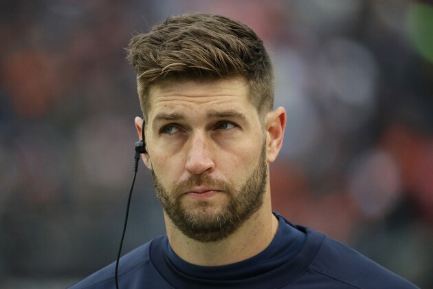 CHICAGO, IL - NOVEMBER 27:  Jay Cutler #6 of the Chicago Bears Illinois State Redbirds seen on the sideliens during a game against the Tennessee Titans
at Soldier Field on November 27, 2016 in Chicago, Illinois.  (Photo by Jonathan Daniel/Getty Images)