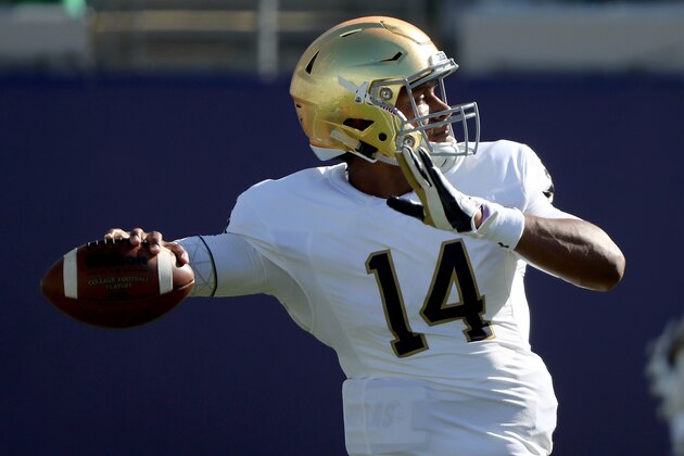 JACKSONVILLE, FL - NOVEMBER 05:  DeShone Kizer #14 of the Notre Dame Fighting Irish warms up before the game against the Navy Midshipmen at EverBank Field on November 5, 2016 in Jacksonville, Florida.  (Photo by Sam Greenwood/Getty Images)