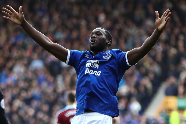 LIVERPOOL, ENGLAND - APRIL 15:  Romelu Lukaku of Everton celebrates scoring his team's third goal to make the score 3-1 during the Premier League match between Everton and Burnley at Goodison Park on April 15, 2017 in Liverpool, England.  (Photo by Chris Brunskill Ltd/Getty Images)