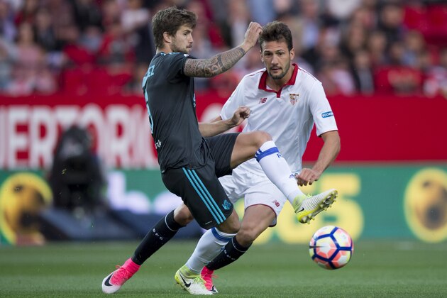 Real Sociedad's defender Inigo Martinez (L) vies with Sevilla's Argentinian midfielder Franco Vazquez during the Spanish league football match Sevilla FC vs Real Sociedad at the Ramon Sanchez Pizjuan stadium in Sevilla on May 5, 2017. / AFP PHOTO / JORGE GUERRERO        (Photo credit should read JORGE GUERRERO/AFP/Getty Images)