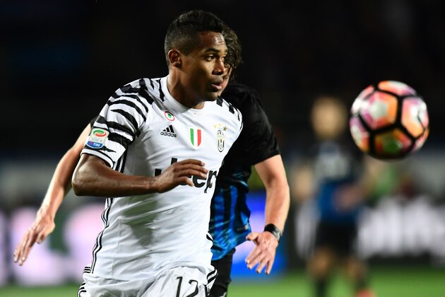 Juventus' Brazilian defender Alex Sandro Lobo Silva vies with Atalanta's Dutch defender Hans Hateboer during the Italian Serie A football match Atalanta vs Juventus at the 'Atleti Azzurri d'Italia' stadium in Bergamo on April 28, 2017. / AFP PHOTO / MIGUEL MEDINA        (Photo credit should read MIGUEL MEDINA/AFP/Getty Images)