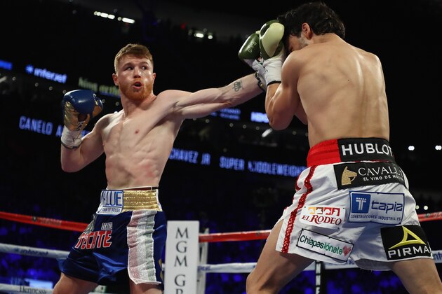 LAS VEGAS, NV - MAY 06:  Canelo Alvarez (L) punches Julio Cesar Chavez Jr. during their catchweight bout at T-Mobile Arena on May 6, 2017 in Las Vegas, Nevada.  (Photo by Al Bello/Getty Images)