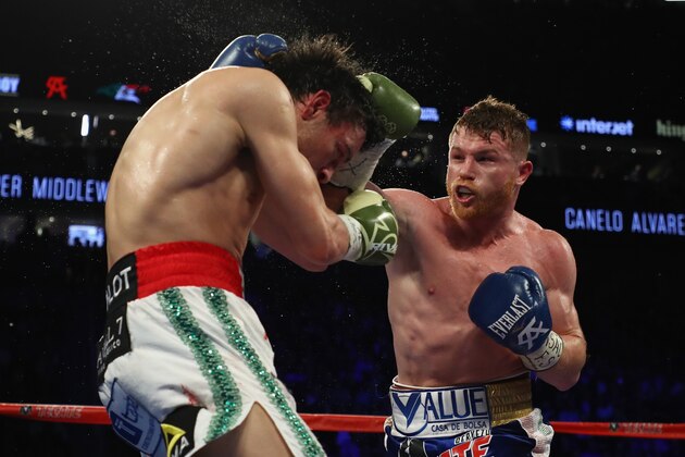 LAS VEGAS, NV - MAY 06:  Canelo Alvarez (R) punches Julio Cesar Chavez Jr. during their catchweight bout at T-Mobile Arena on May 6, 2017 in Las Vegas, Nevada. Canelo Alvarez won by unanimous decision.  (Photo by Al Bello/Getty Images)
