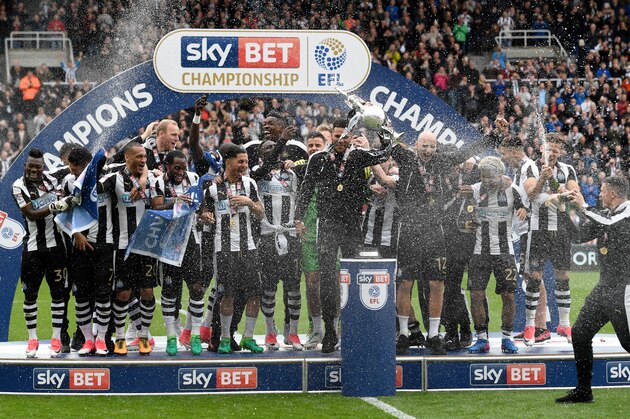 NEWCASTLE UPON TYNE, ENGLAND - MAY 07:  Newcastle United celebrate after winning the Sky Bet Championship match between Newcastle United and Barnsley at St James' Park on May 7, 2017 in Newcastle upon Tyne, England.  (Photo by Stu Forster/Getty Images)
