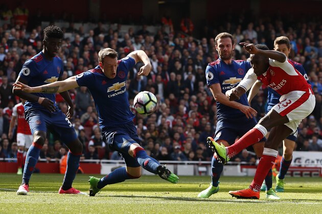 Manchester United's English defender Phil Jones (L) blocks a shot by Arsenal's English striker Danny Welbeck during the English Premier League football match between Arsenal and Manchester United at the Emirates Stadium in London on May 7, 2017.  / AFP PHOTO / Adrian DENNIS / RESTRICTED TO EDITORIAL USE. No use with unauthorized audio, video, data, fixture lists, club/league logos or 'live' services. Online in-match use limited to 75 images, no video emulation. No use in betting, games or single club/league/player publications.  /         (Photo credit should read ADRIAN DENNIS/AFP/Getty Images)