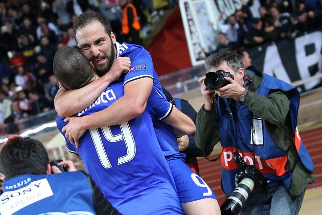 MONACO, MONACO - MAY 3: Gonzalo Higuain of Juventus celebrates his first goal with Leonardo Bonucci during the UEFA Champions League semi final first leg match between AS Monaco and Juventus Turin at Stade Louis II on May 3, 2017 in Monaco, Monaco. (Photo by Jean Catuffe/Getty Images)